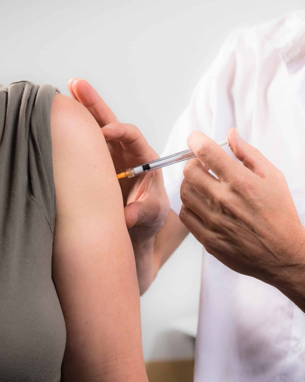 Injecting painlessly, quickly, and very percisely at the nanoscale